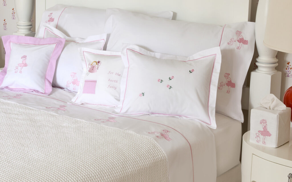 Girls room pink bed